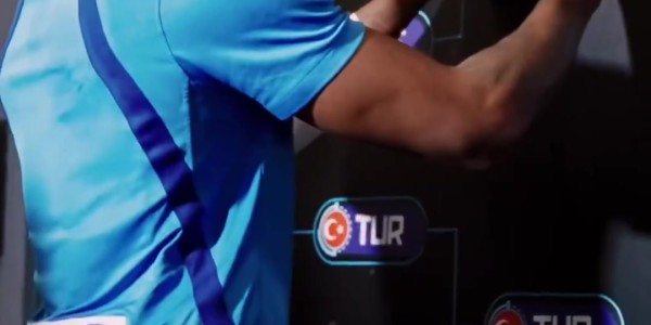 九游体育app-字母哥赛后拍打希腊队晋级标识 以标志性动作为团队注入斗志