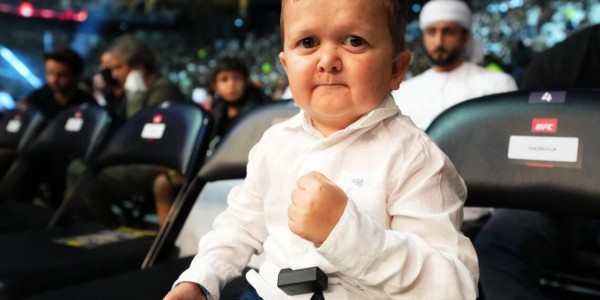 定了？巴萨邀请侏儒网红月底到诺坎普观看与皇家社会的比赛