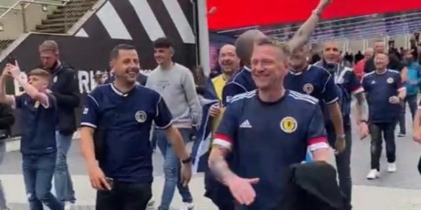 九游体育官网-【现场】苏格兰震惊温布利 英格兰球队和球迷皆败！