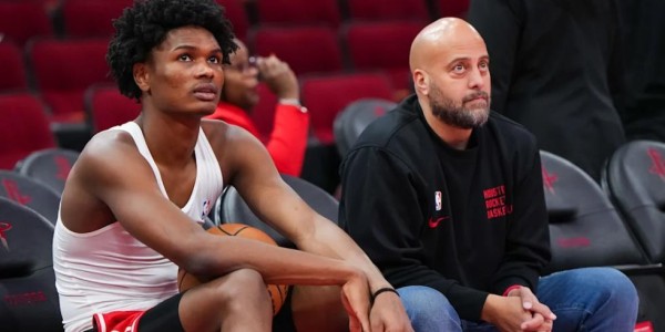 九游体育-亚当斯长期缺战，火箭不签中锋反追后卫？斯通不慌：3中锋够用了