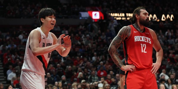 九游体育-亚当斯长期缺战，火箭不签中锋反追后卫？斯通不慌：3中锋够用了