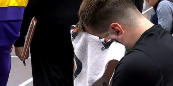 45分+主动犯规下场！东契奇用眼泪和隐忍诠释爱