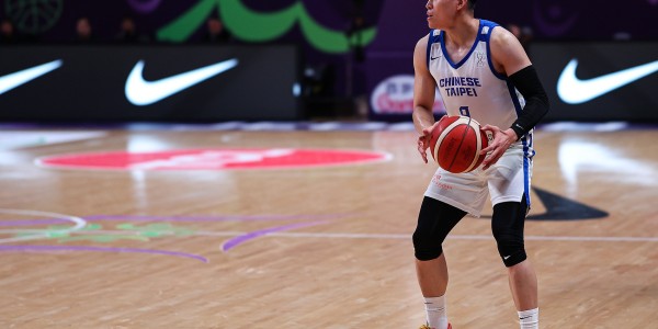 媒体人：贺丹最后时刻处理球很糟糕 希望陈盈骏好好休整满电回归