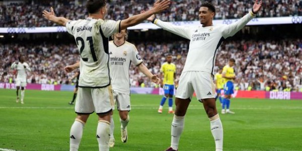 【复盘】轮换阵容出战的皇马，将冠军奖杯紧紧搂住