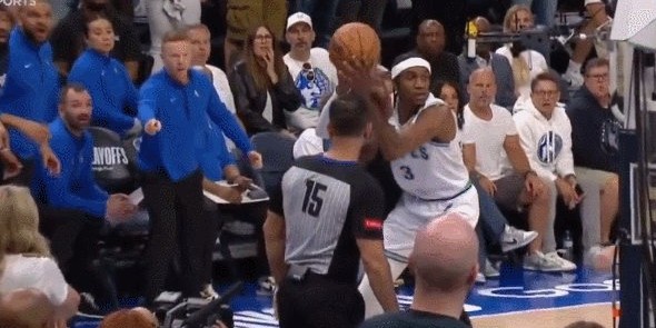 九游体育-两处细节决定比赛！教练斗法基德让芬奇甘拜下风