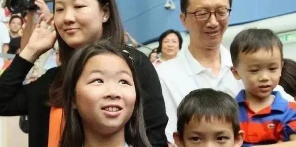 九游体育官网-恩爱24年逃不过现实！48岁伏明霞美若天仙，74岁梁锦松却衰老憔悴|婚姻|岁月|家庭|身体|时光_新浪娱乐_新浪新闻