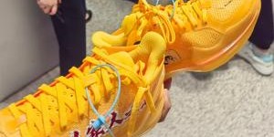 九游体育注册-媒体人：有小球迷接机觉得小曾受伤不想打扰 但小曾主动给他签名